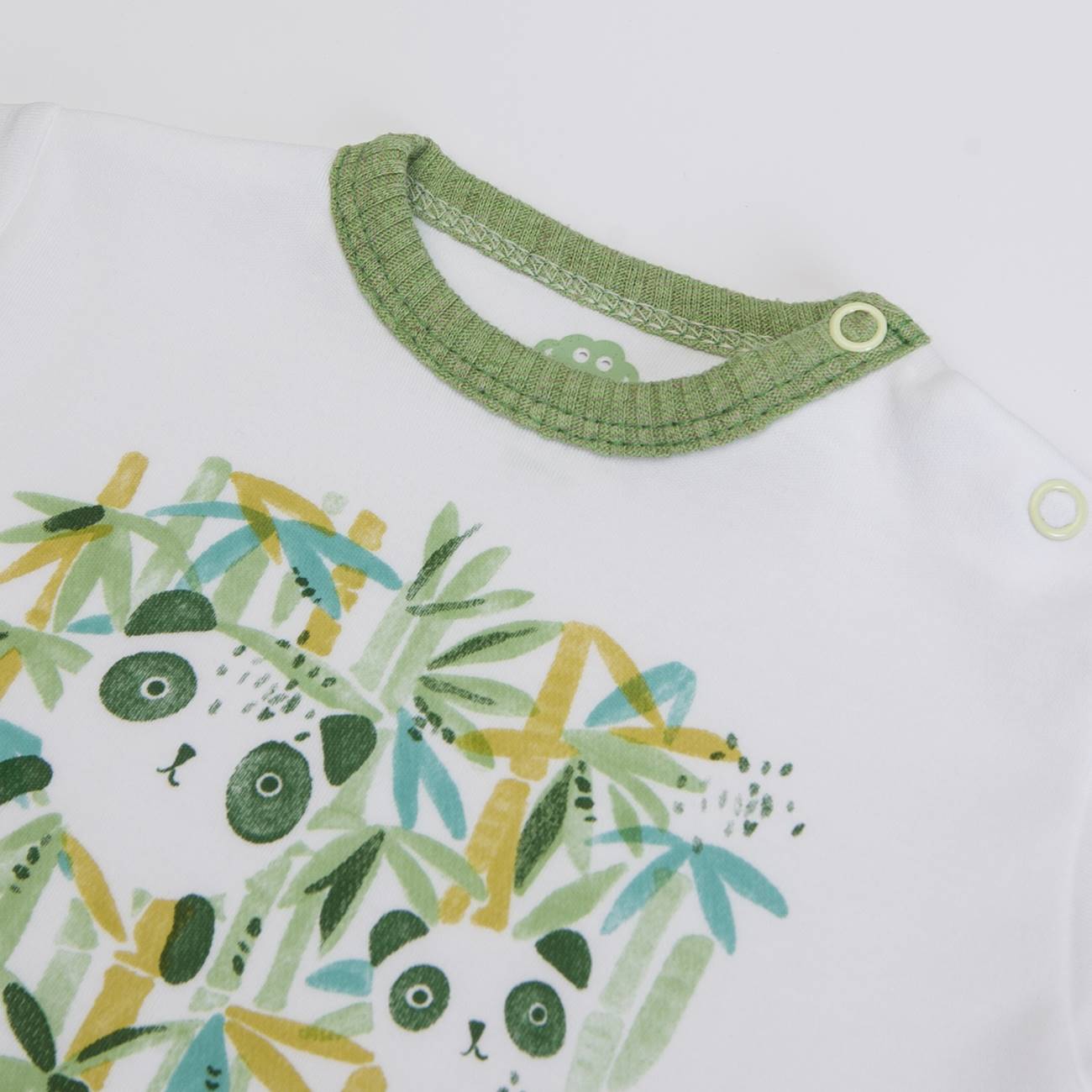 Camisola de bebé branca com estampa de pandas e bambus e gola verde