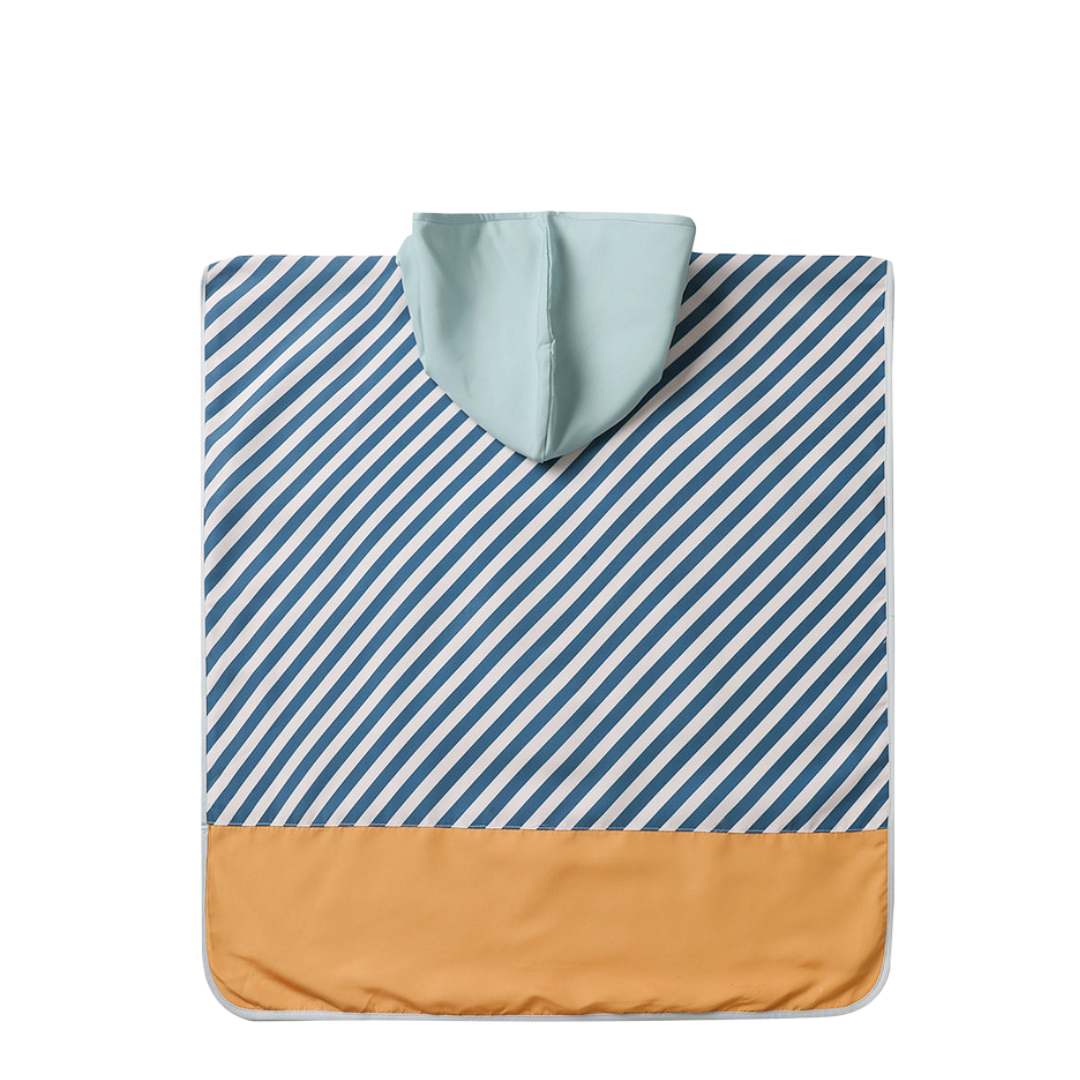 Poncho infantil azul às riscas brancas com capuz azul claro e detalhe laranja na base