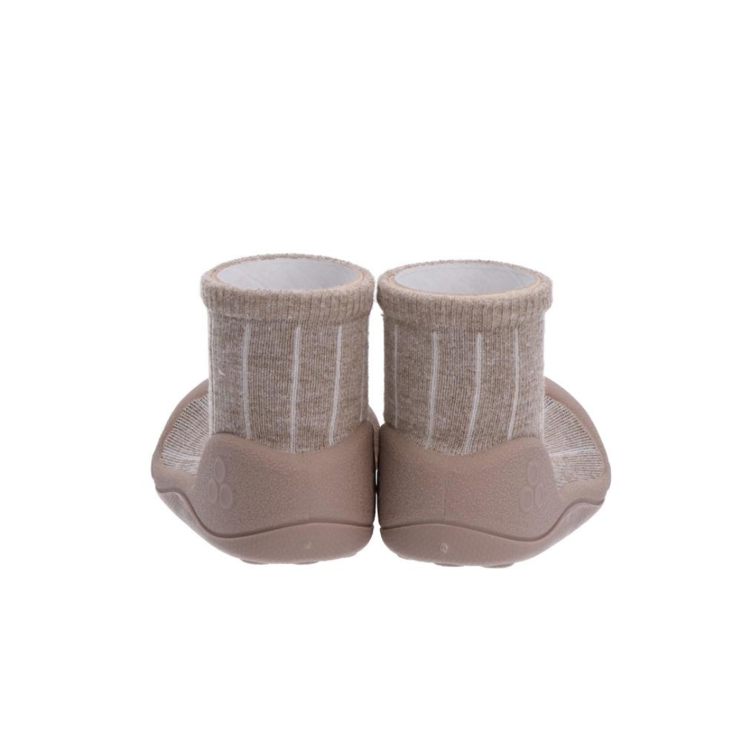 Chinelos bege com design de meia integrada vistos de trás