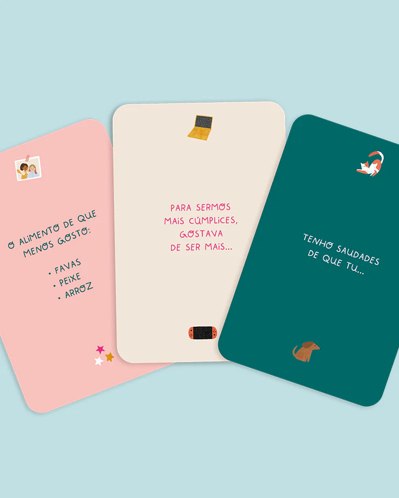 Três cartões coloridos com textos em português e pequenas ilustrações sobre fundo azul claro