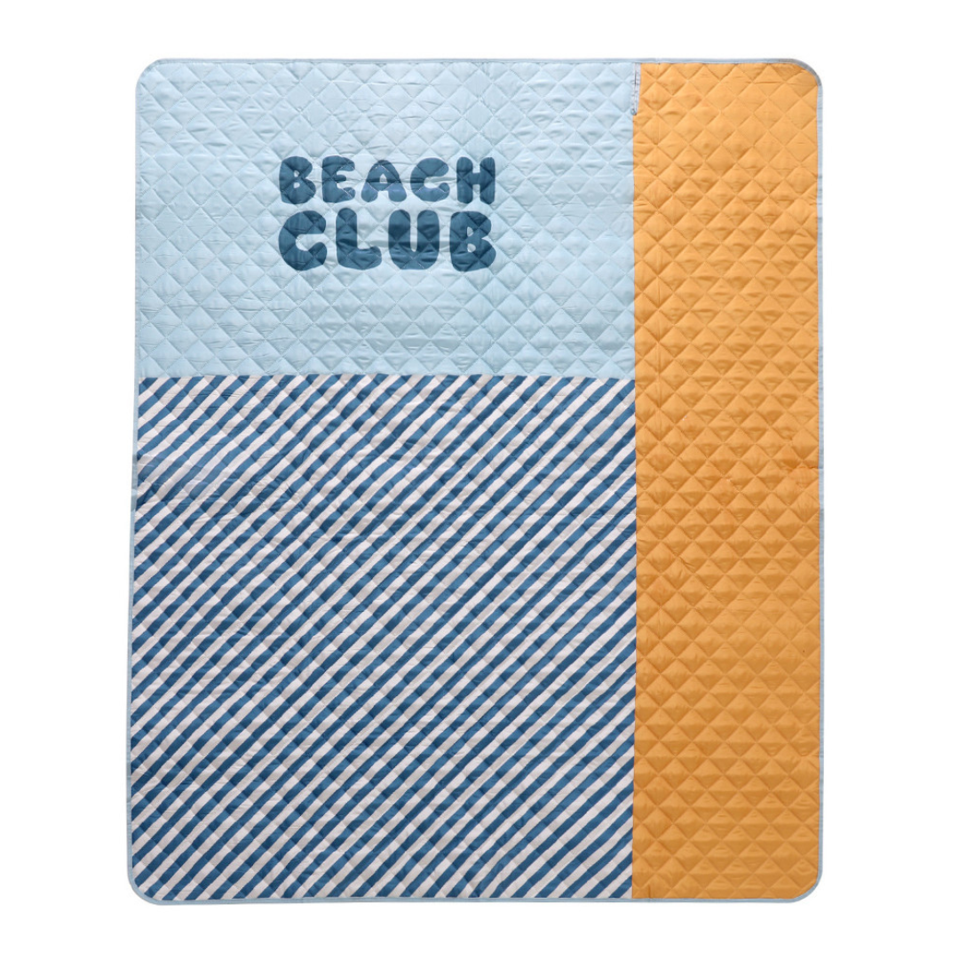 Colchão matelassado com padrão em triângulos e texto BEACH CLUB, em azul claro, riscas azuis e brancas e faixa laranja