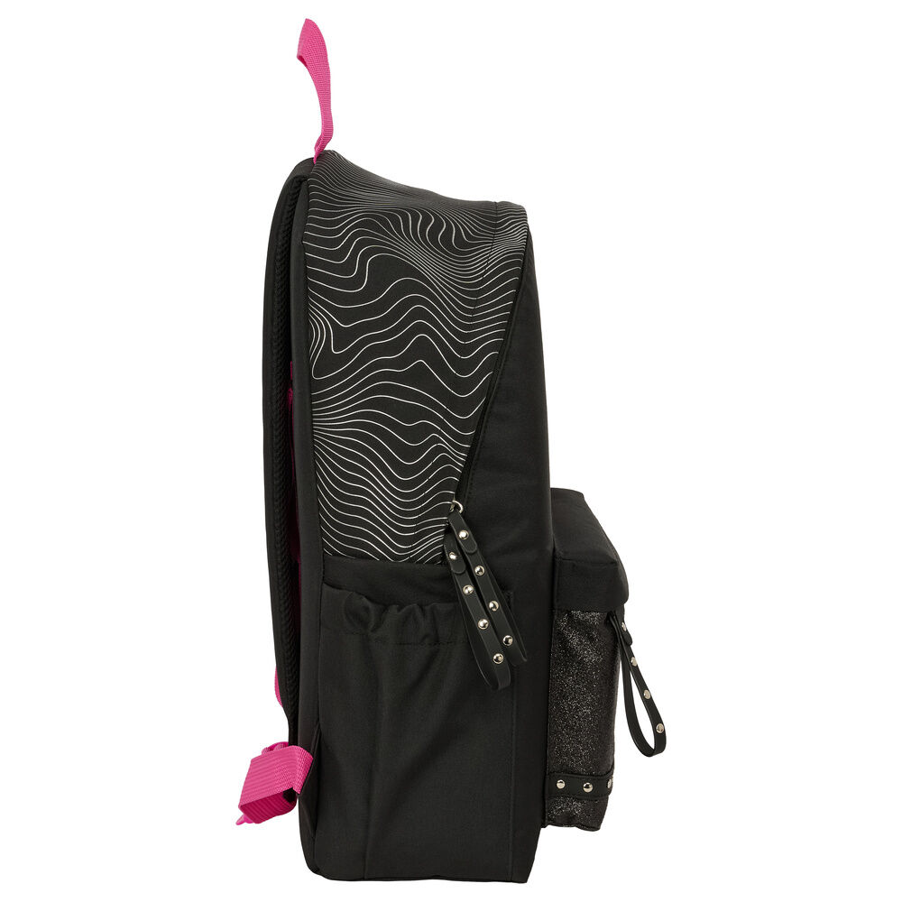 Mochila preta com padrão de linhas onduladas e detalhes rosas