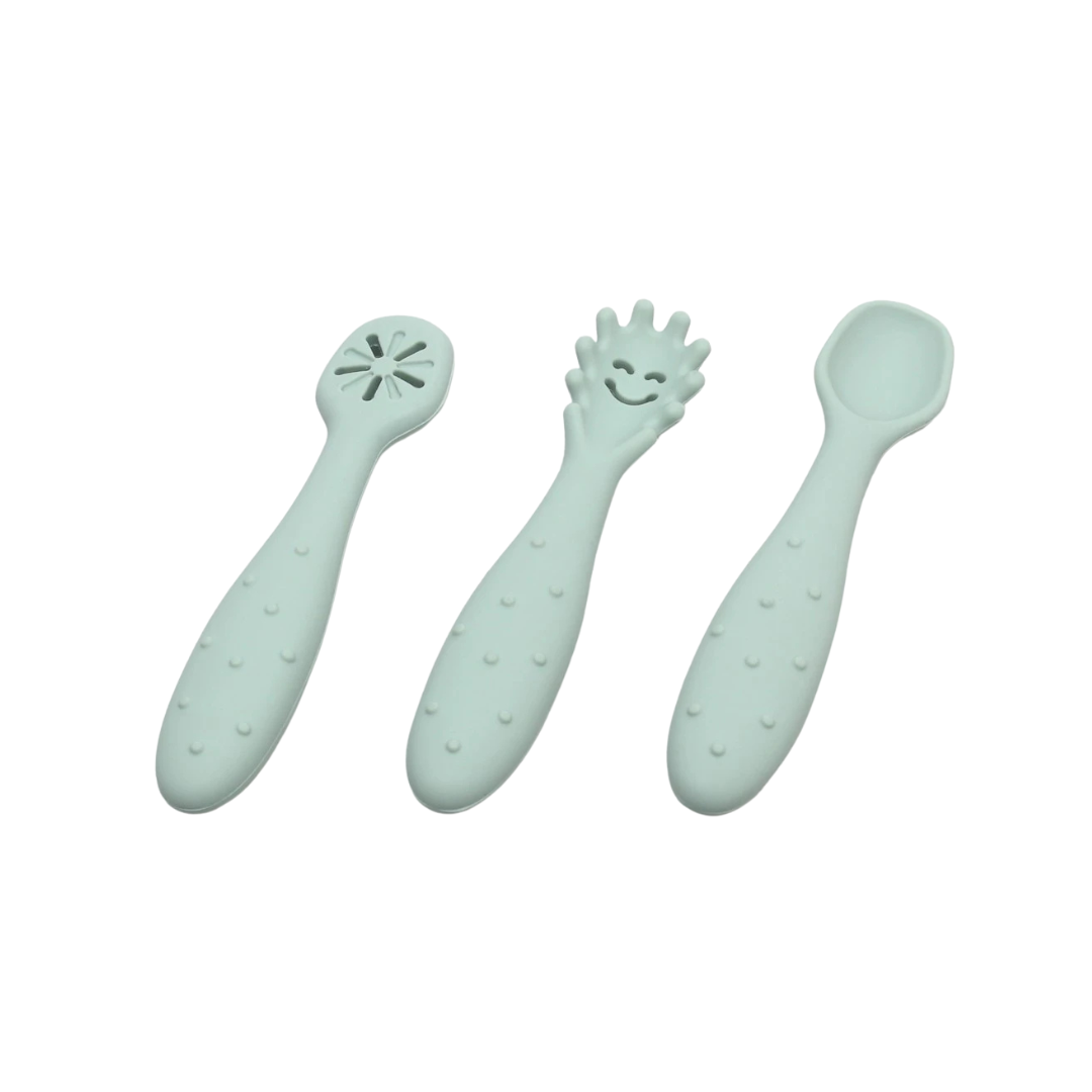 Conjunto de três colheres de silicone azul claro com diferentes bocais e cabo texturizado