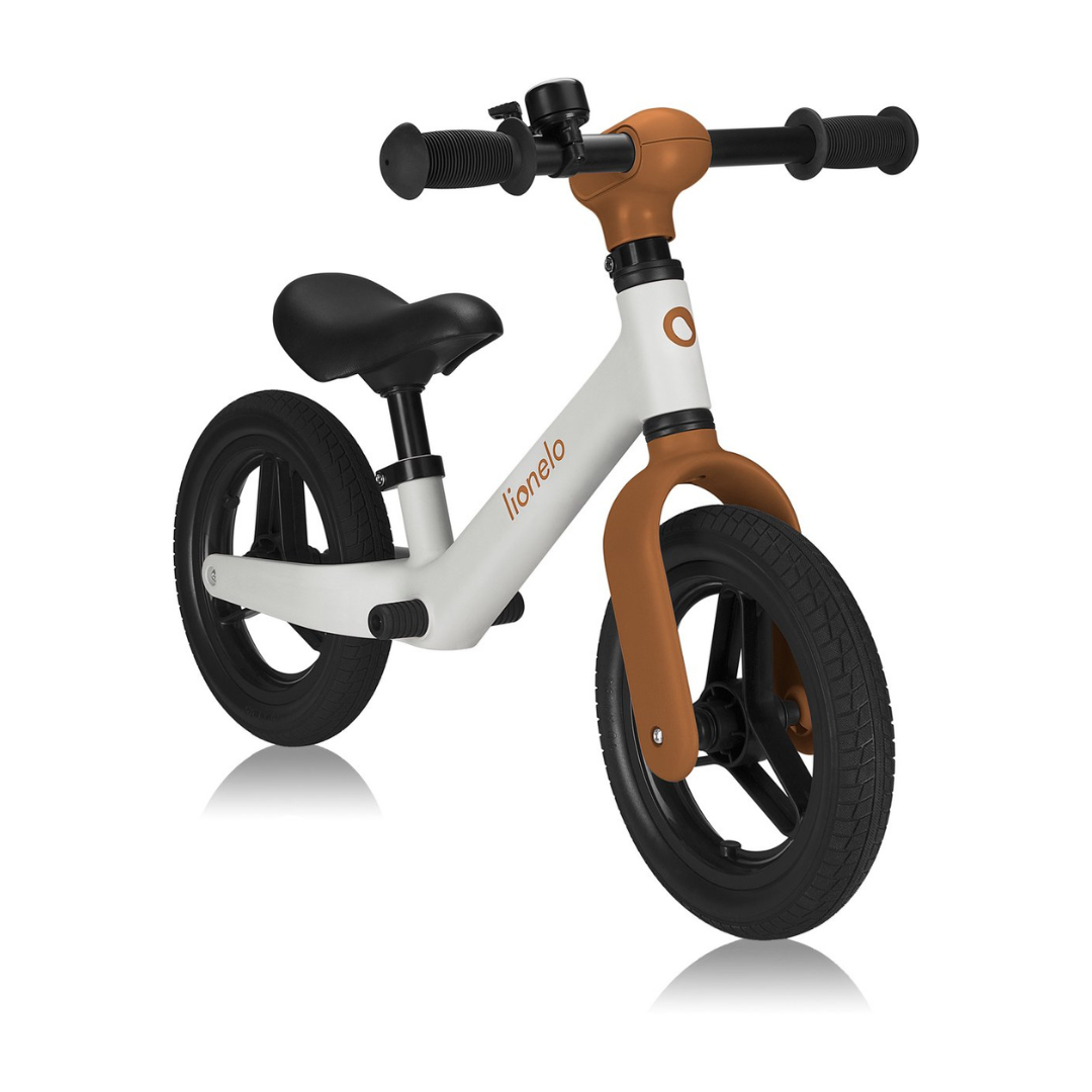 Bicicleta de equilíbrio branca e castanha para crianças com pneus negros