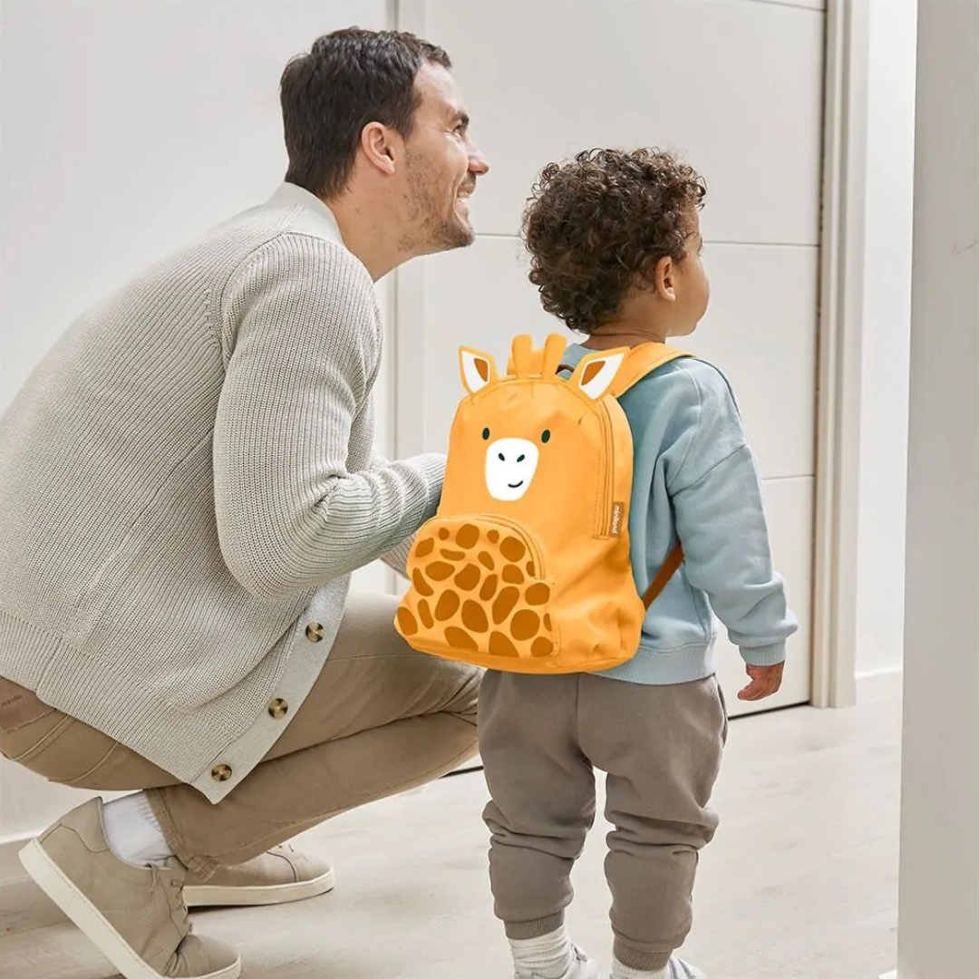 Mochila infantil laranja com padrão de girafa e rosto frontal com orelhas 3D.