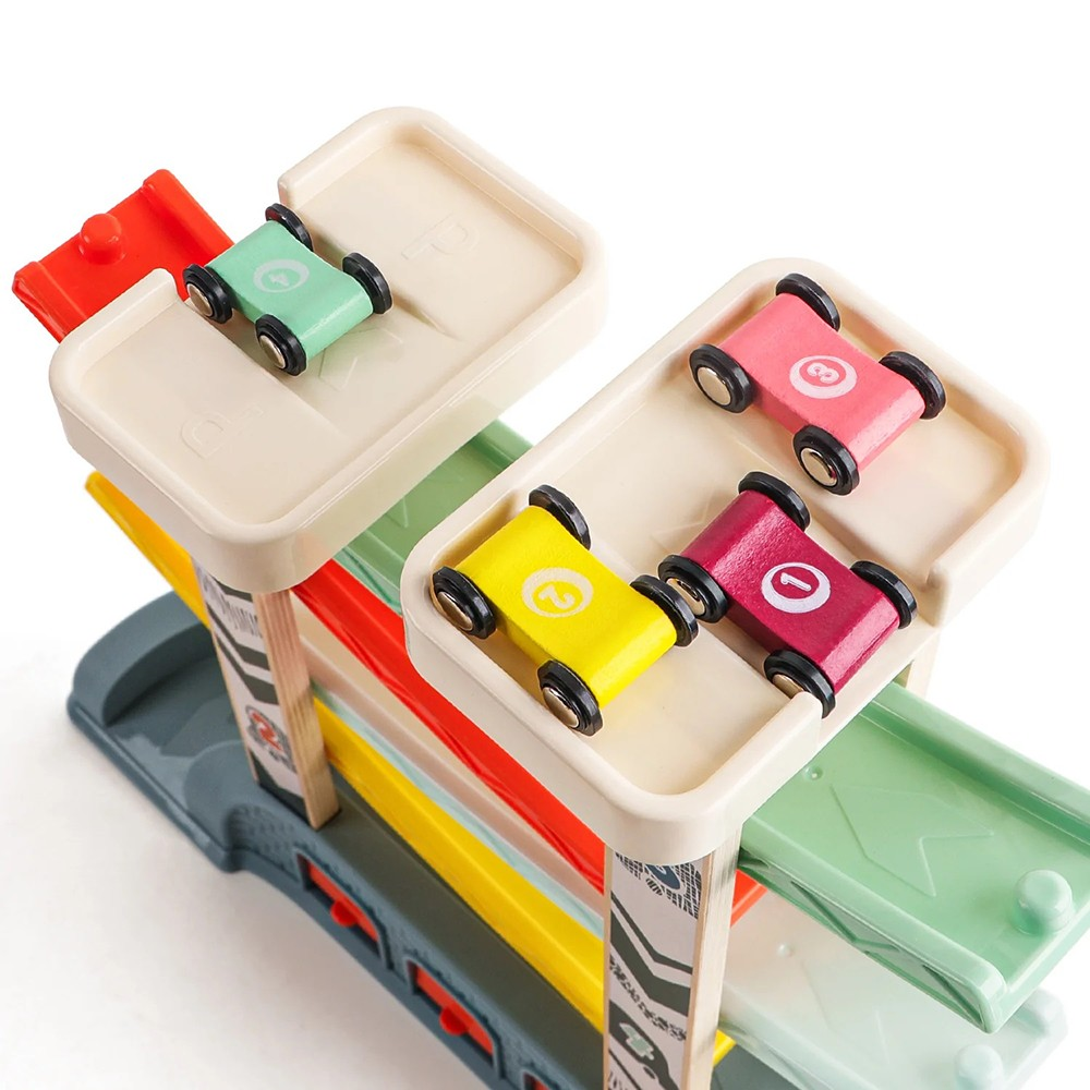 Carril de corrida brinquedo com carros pequenos coloridos de números 1 a 4