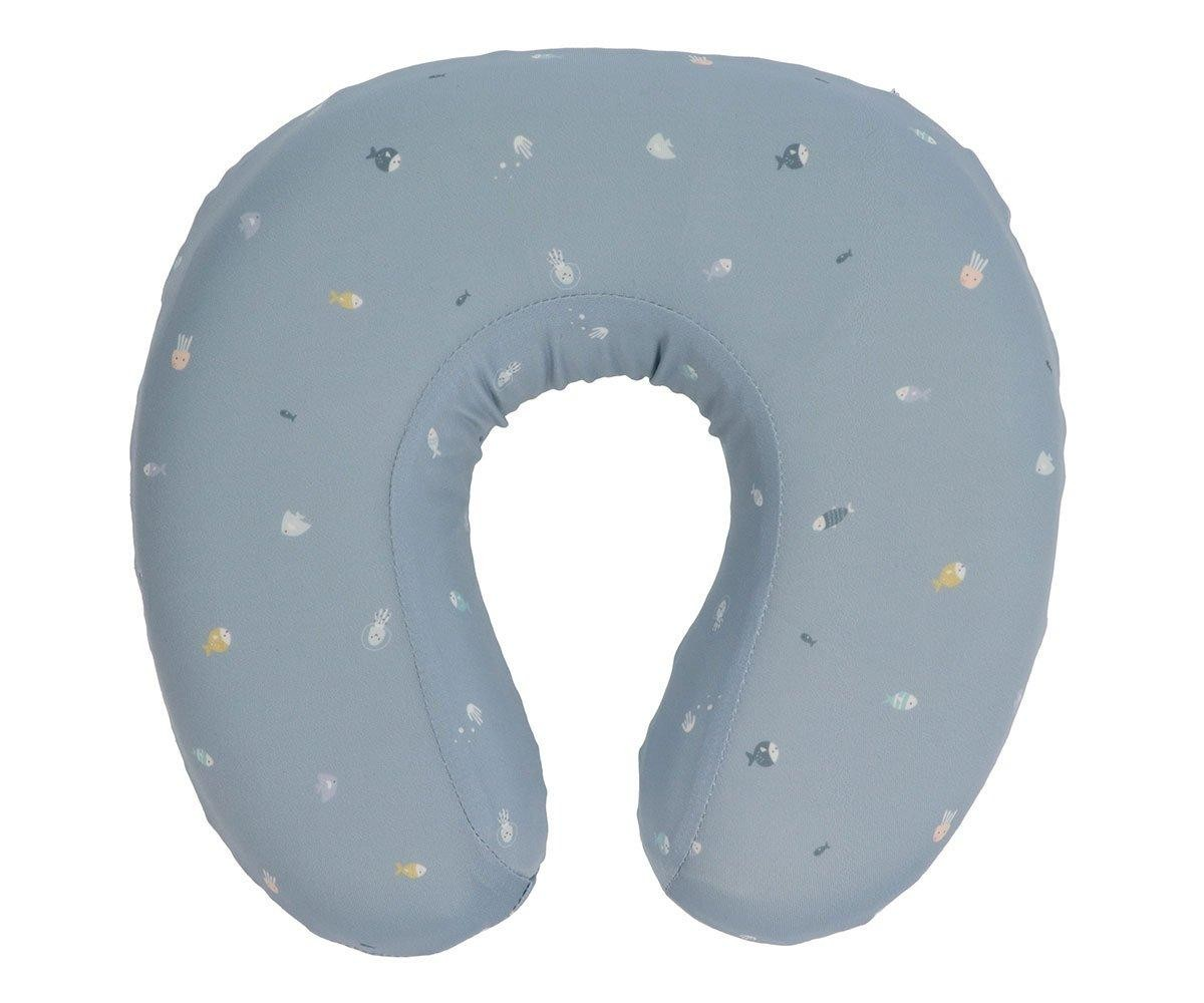 Almofada de pescoço azul com padrão de peixinhos coloridos