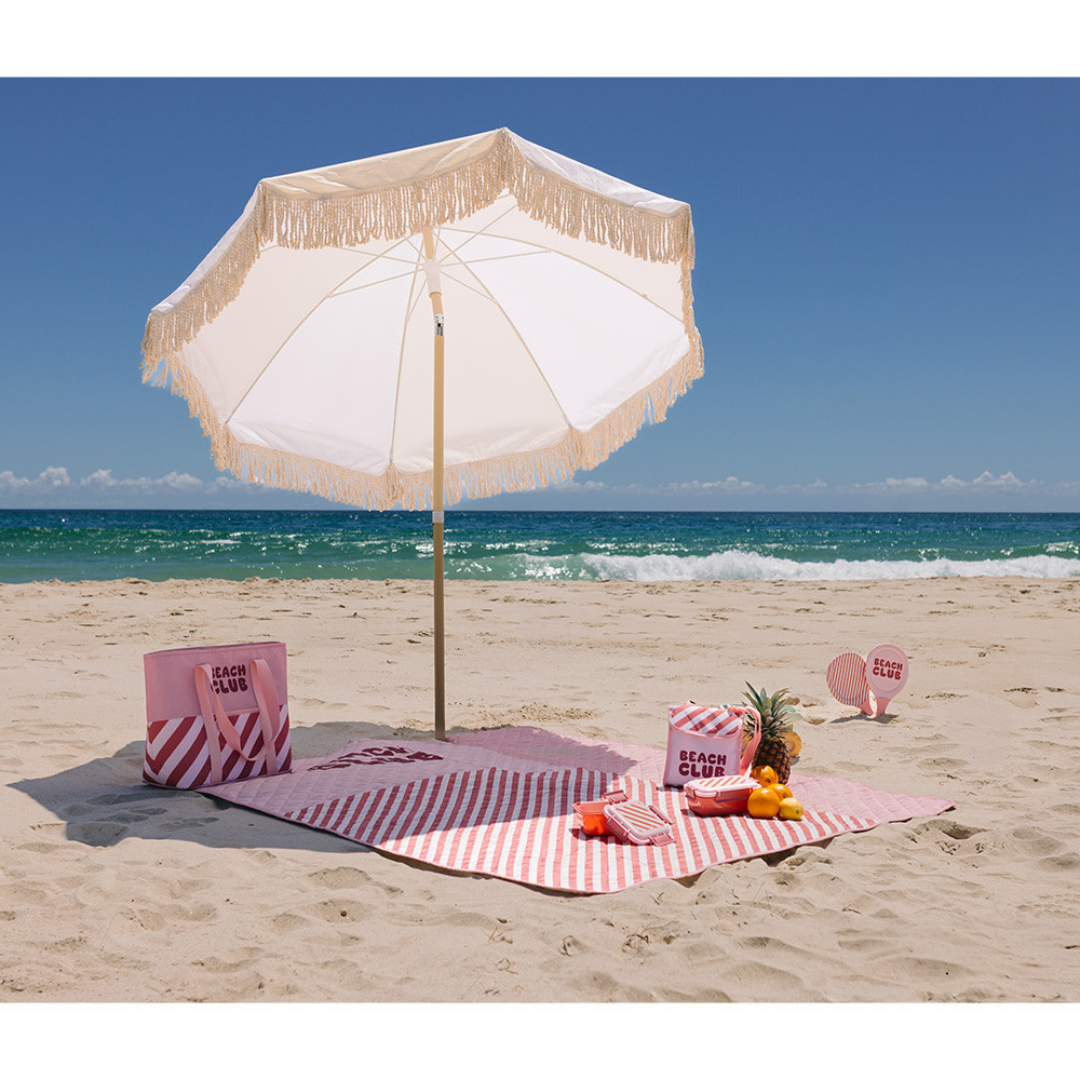 Guarda-sol branco com franjas na praia