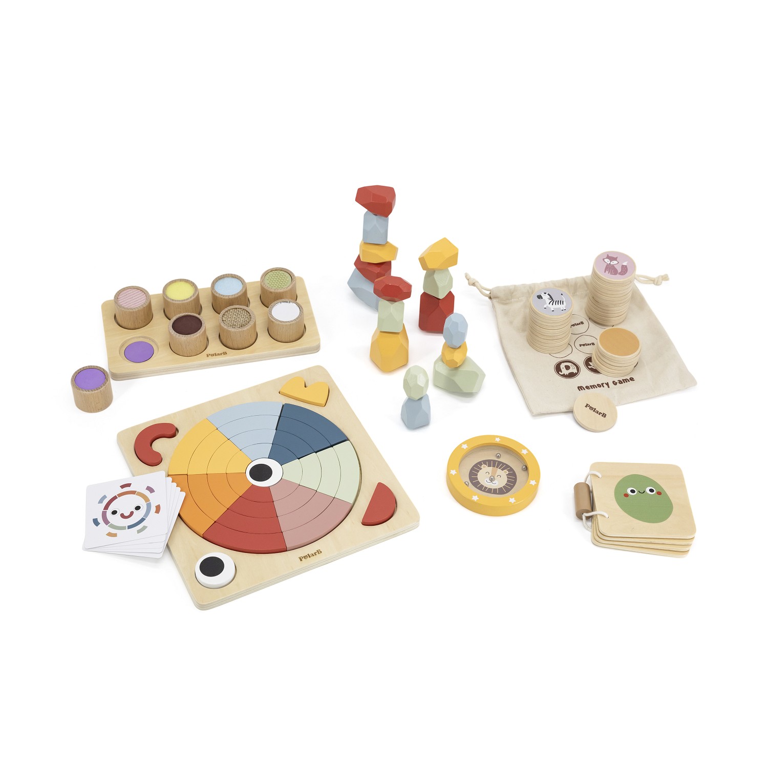 Brinquedos educativos em madeira colorida com tabuleiro e fichas em saco de tecido.