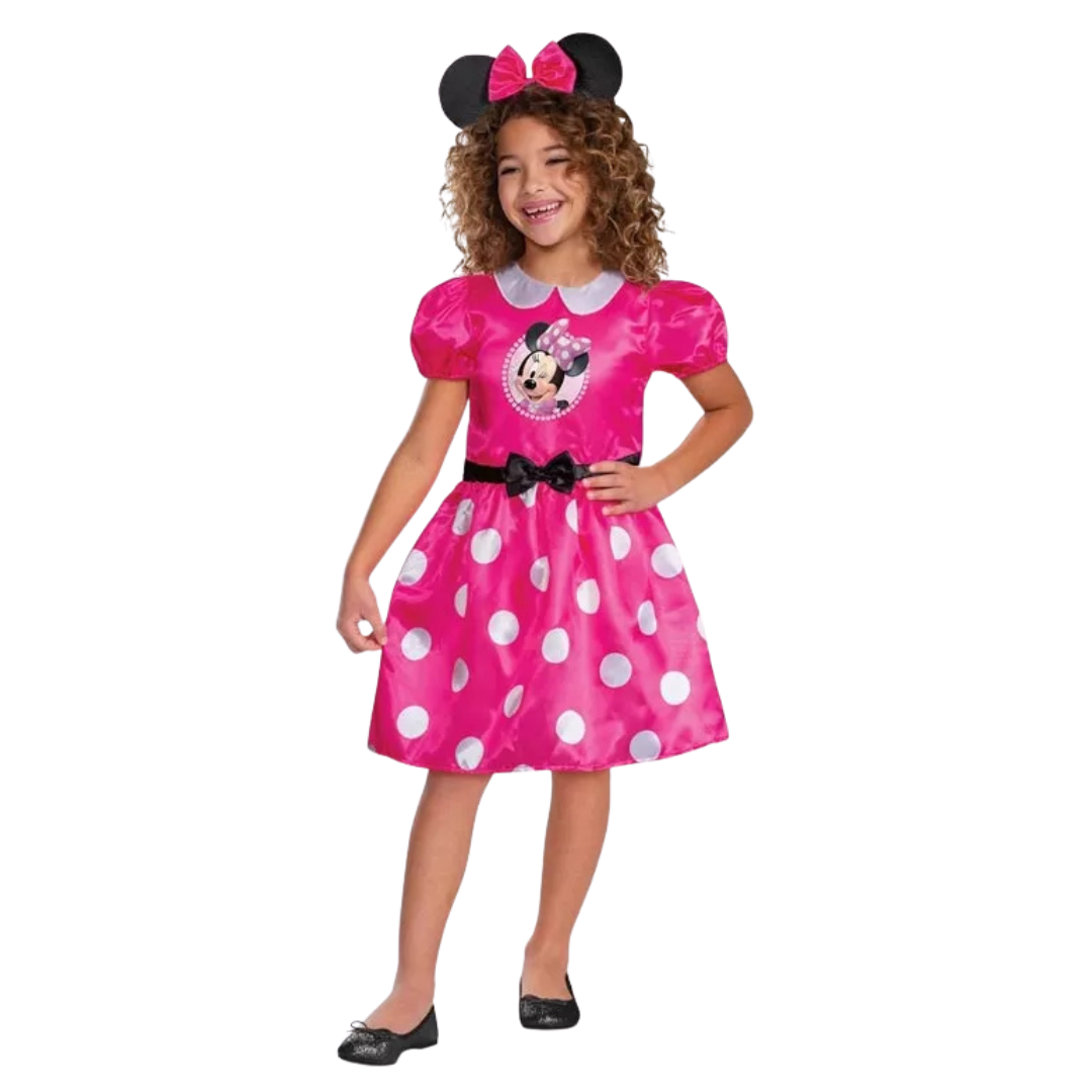 Vestido rosa da Minnie com bolinhas brancas e cinto preto, usado por menina com tiara de orelhas.