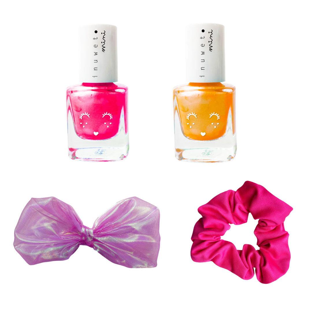 Vernizes de unhas rosa e laranja com tampas brancas e dois acessórios para cabelo, laço lilás e scrunchie rosa