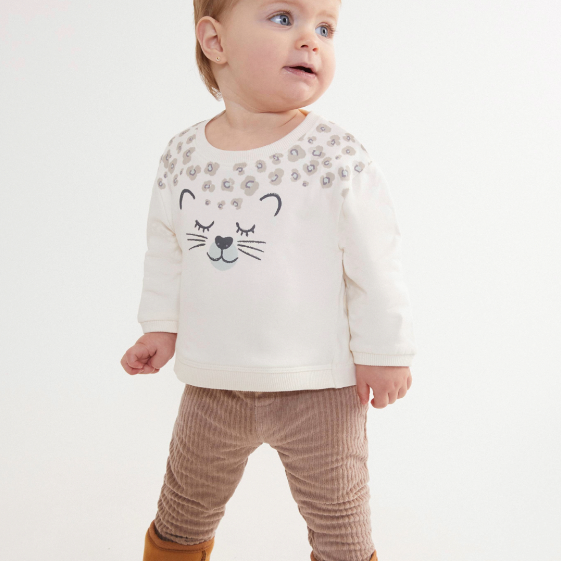 Criança com roupa de inverno com padrão de gato