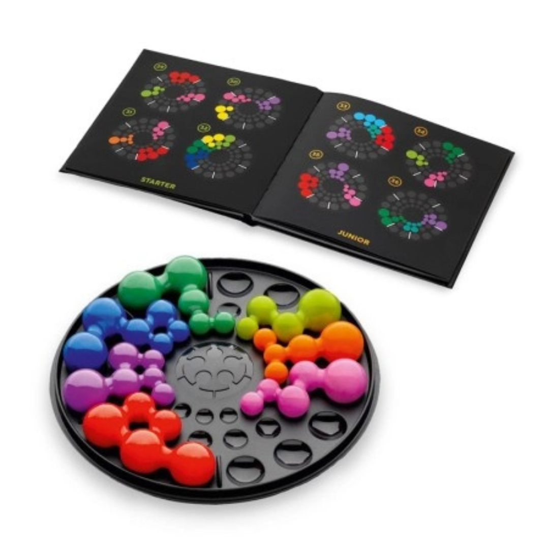 Jogo de tabuleiro com peças coloridas e manual aberto com diagramas e texto