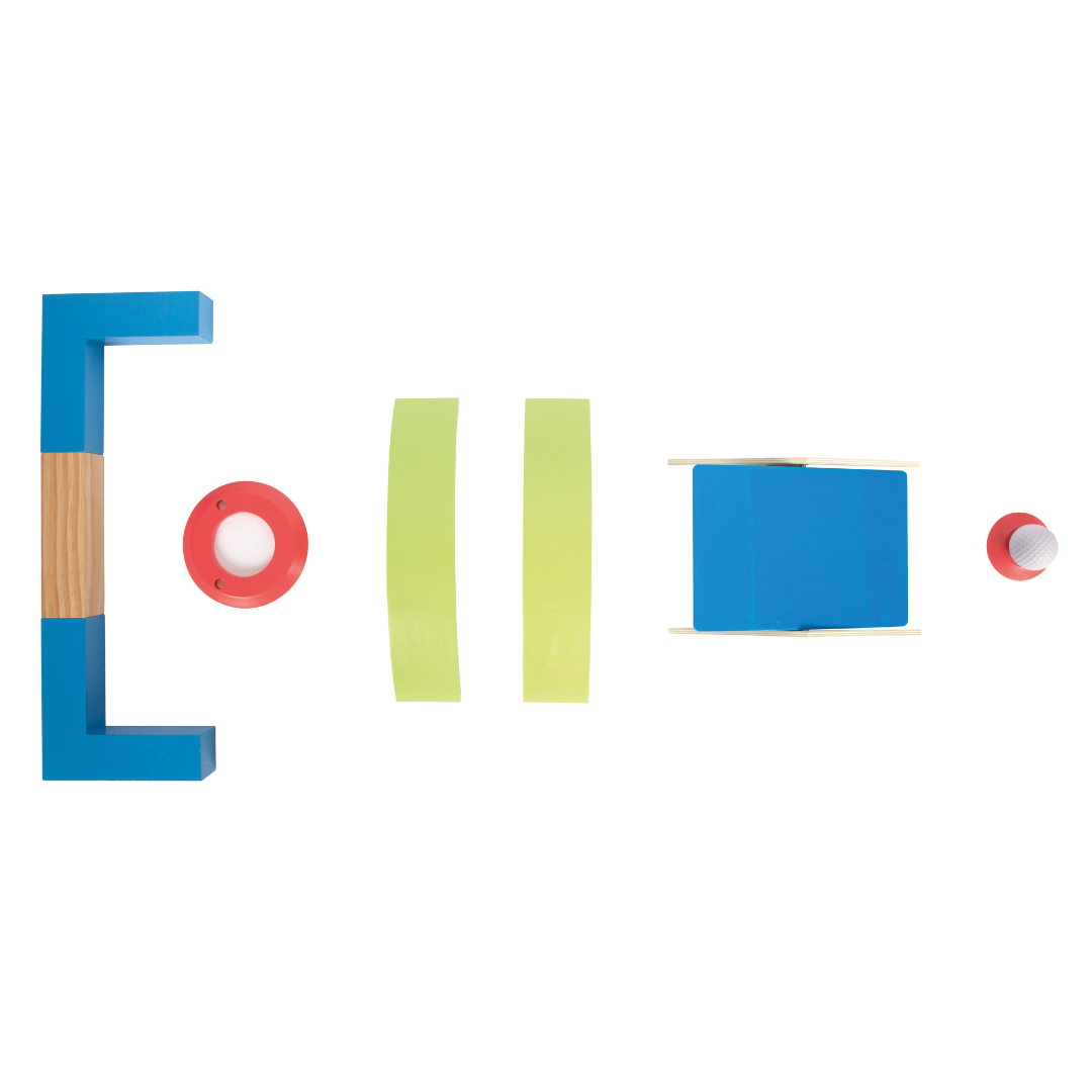 Peças de mini golfe coloridas alinhadas sobre fundo branco