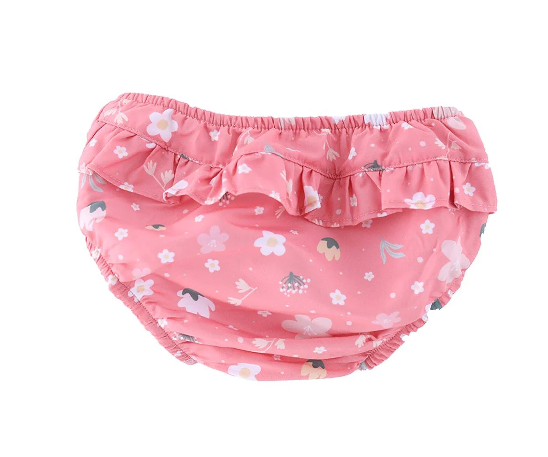 Cueca de banho rosa com padrão floral e folhos