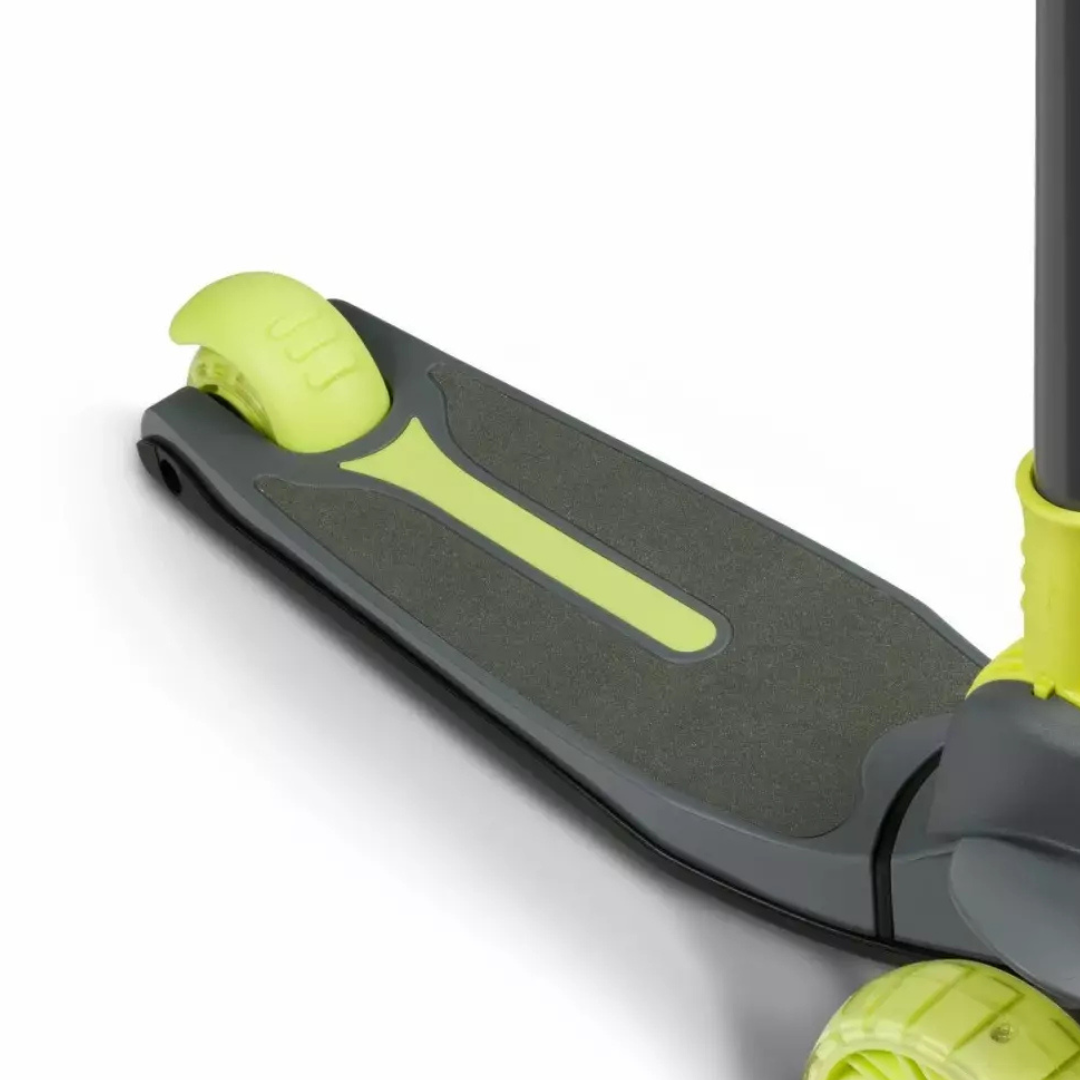 Plataforma de scooter infantil preta com detalhes verde-limão e roda traseira verde-limão