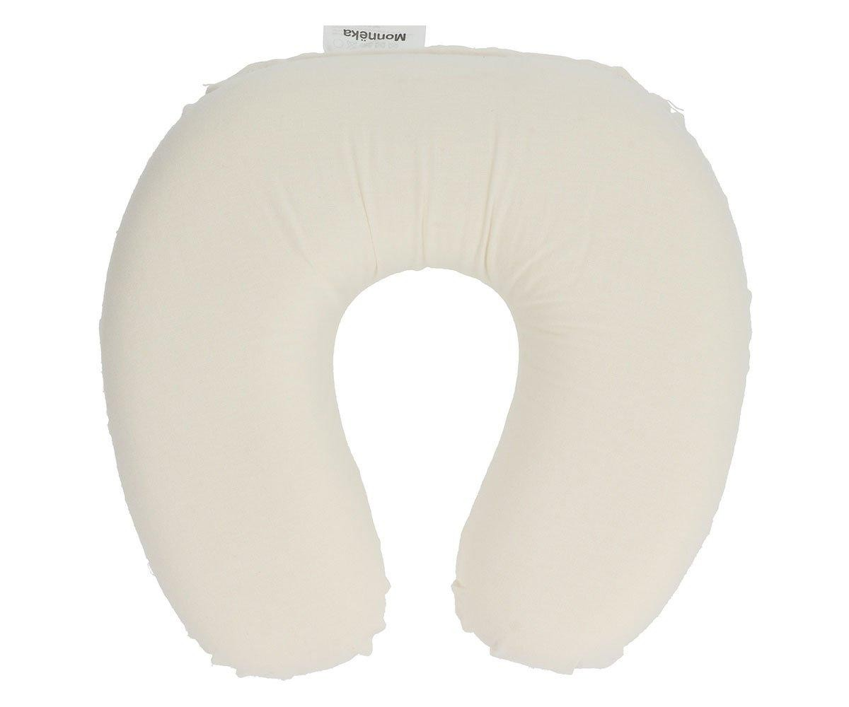 Almofada de apoio para pescoço creme em formato de U com etiqueta monbebe.