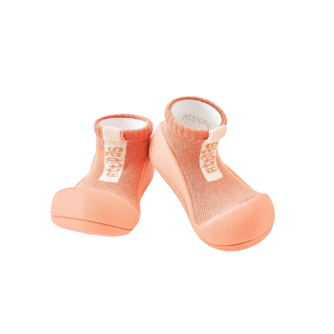 sapatinhos de bebé cor de pêssego com sola de borracha e parte superior de tecido elástico