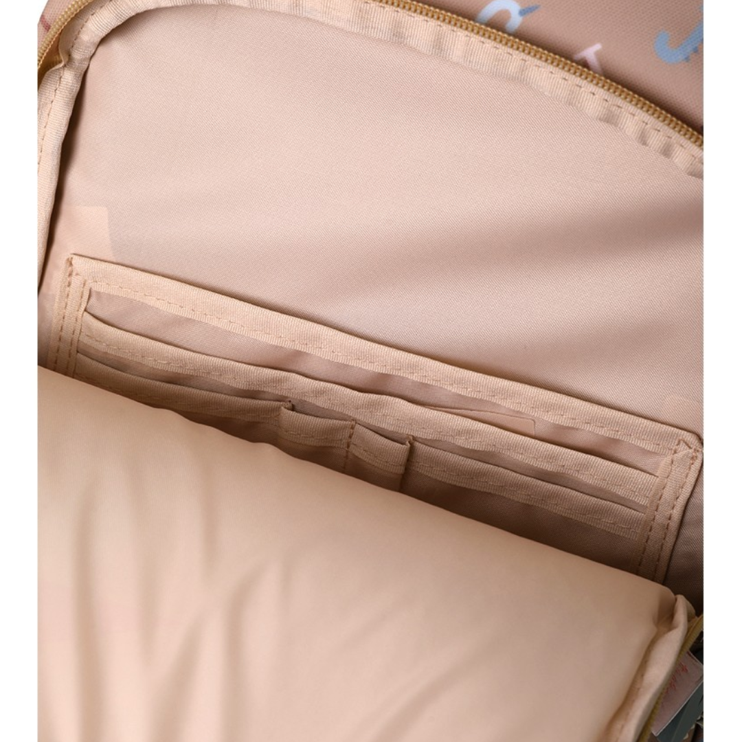 Interior de saco bege claro com bolsos estreitos para organização