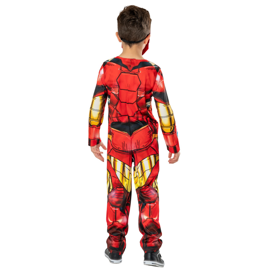 Criança vestida com fantasia de armadura vermelha e amarela vista de costas