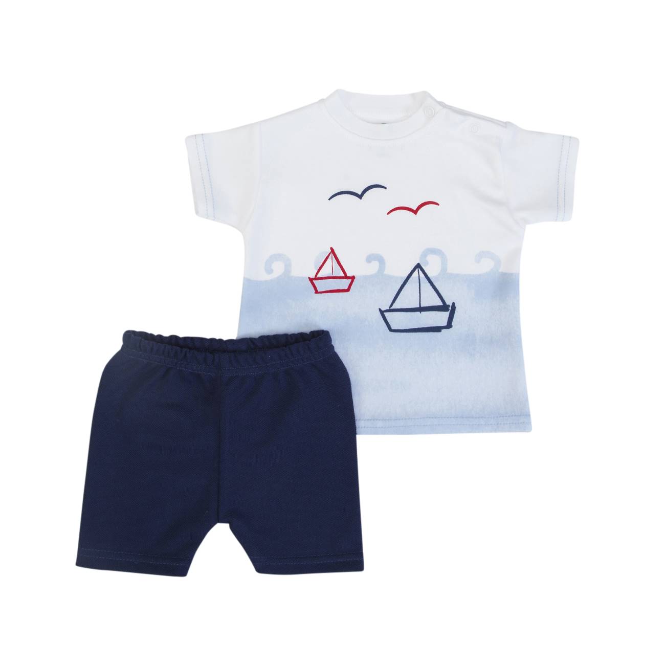 Conjunto de bebé com t-shirt branca e azul claro com barcos e gaivotas e calções azuis escuros.