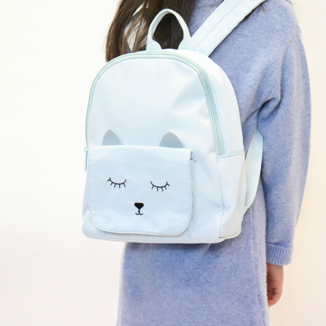 Mochila branca pequena com desenho de rosto de gato e orelhas cinzentas