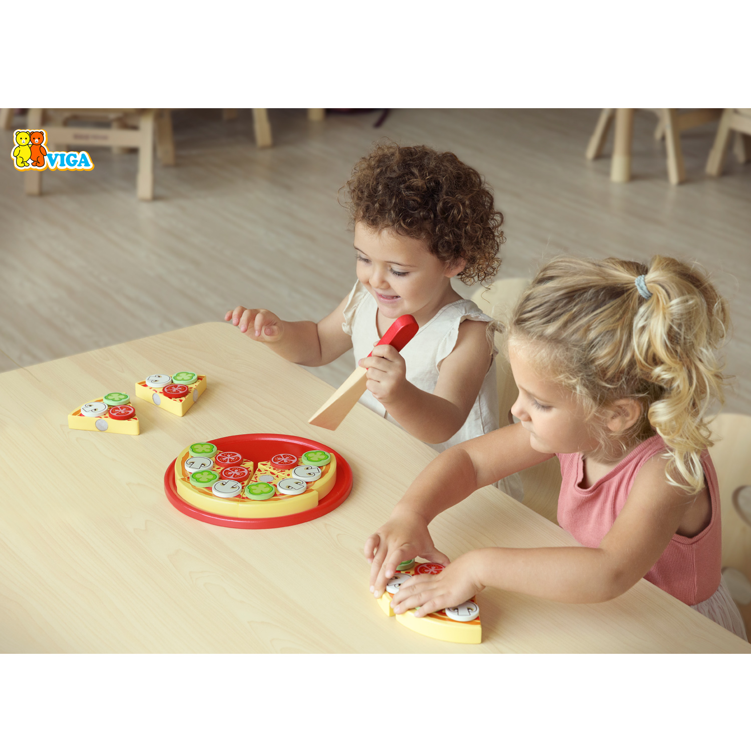 Crianças brincando com brinquedo de pizza em madeira numa mesa clara