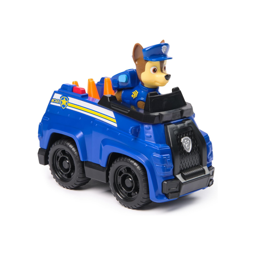 Brinquedo de veículo policial azul com figura de cão e cones.