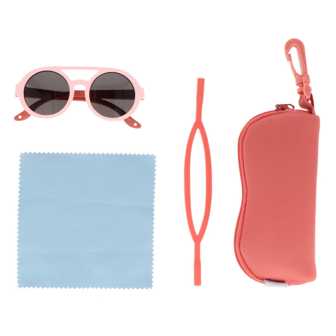 Conjunto de óculos de sol infantil rosa com acessórios num fundo branco
