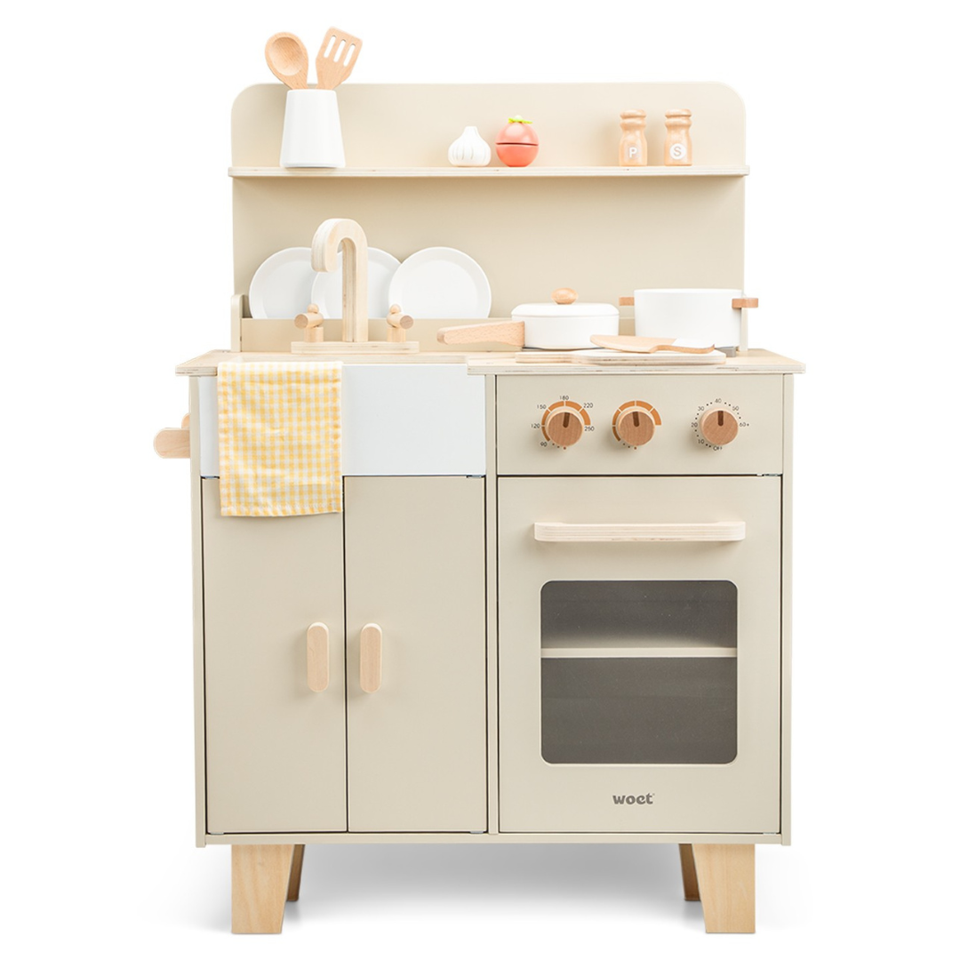 Cozinha infantil de madeira beje com utensílios, forno com vidro e acessórios em fundo branco.