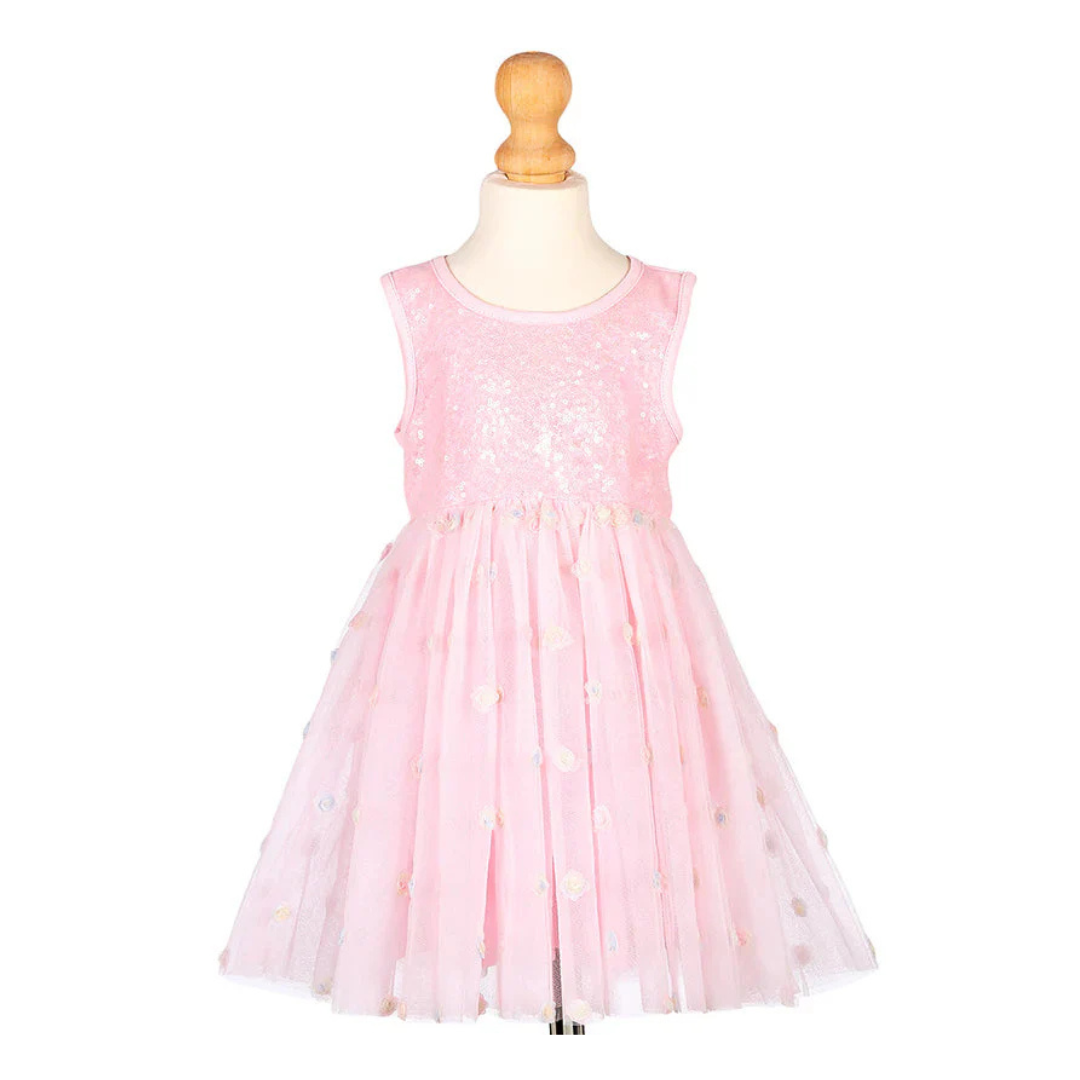 Vestido de menina cor-de-rosa com tule e pompons em manequim