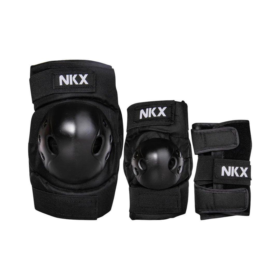 Conjunto de proteções pretas NKX para desporto com partes rígidas e logótipo visível