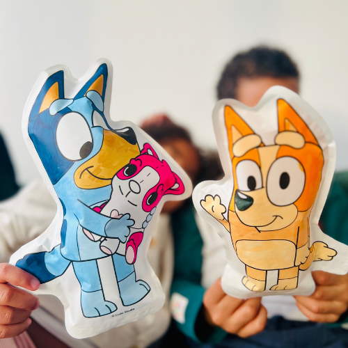 Duas almofadas em forma de personagens do desenho animado Bluey, uma azul e outra laranja