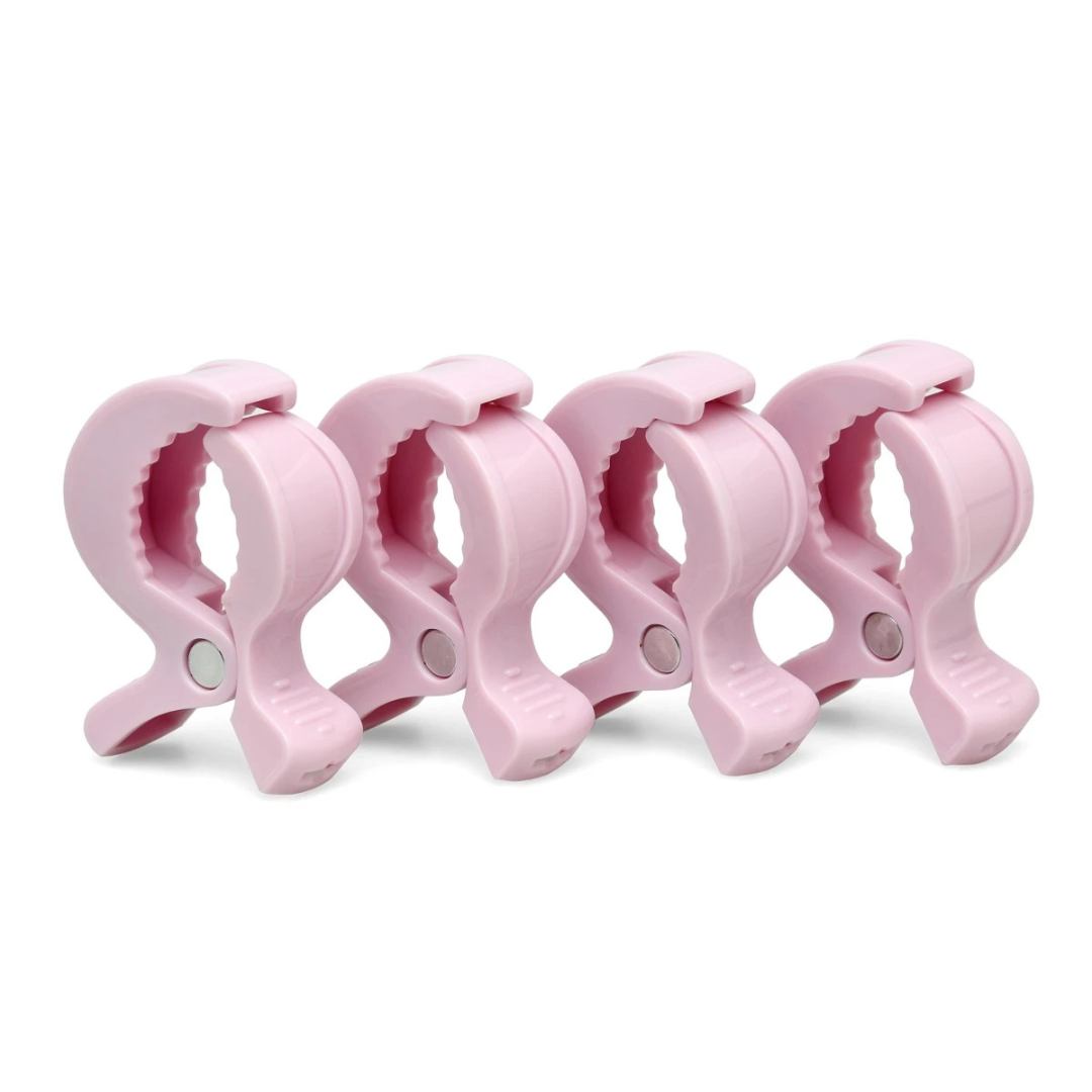 Conjunto de quatro ganchos de plástico cor-de-rosa em fundo branco
