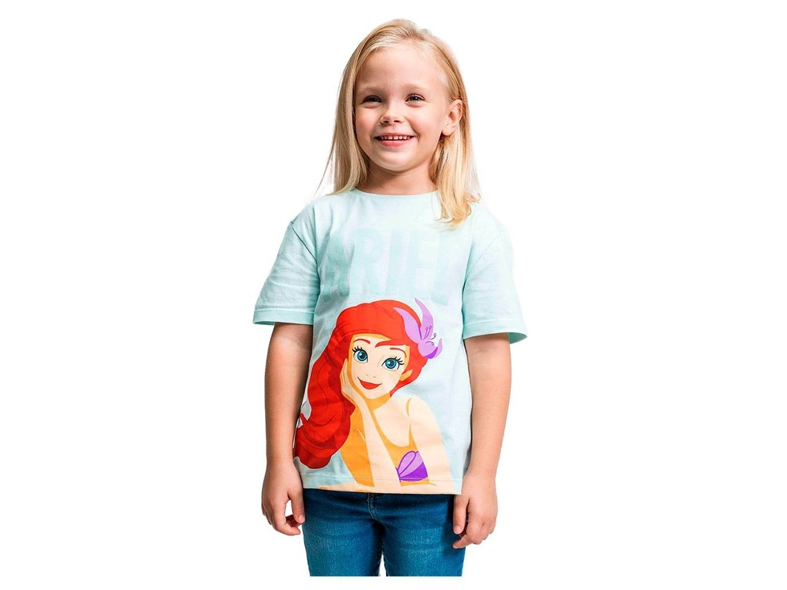 Camiseta azul clara com estampa da Pequena Sereia em menina sorridente