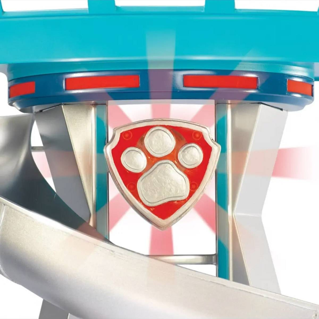 Objeto azul com escudo vermelho e pata branca, estruturas metálicas