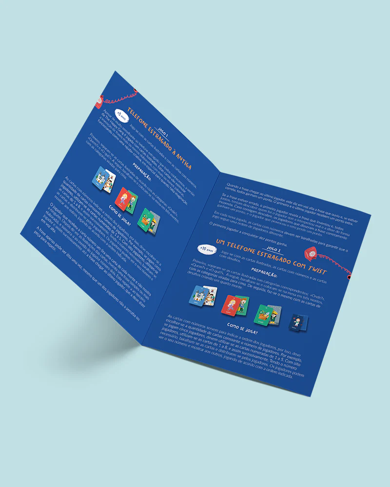 Manual aberto azul com instruções do jogo Telefone Estragado e imagens de cartas coloridas