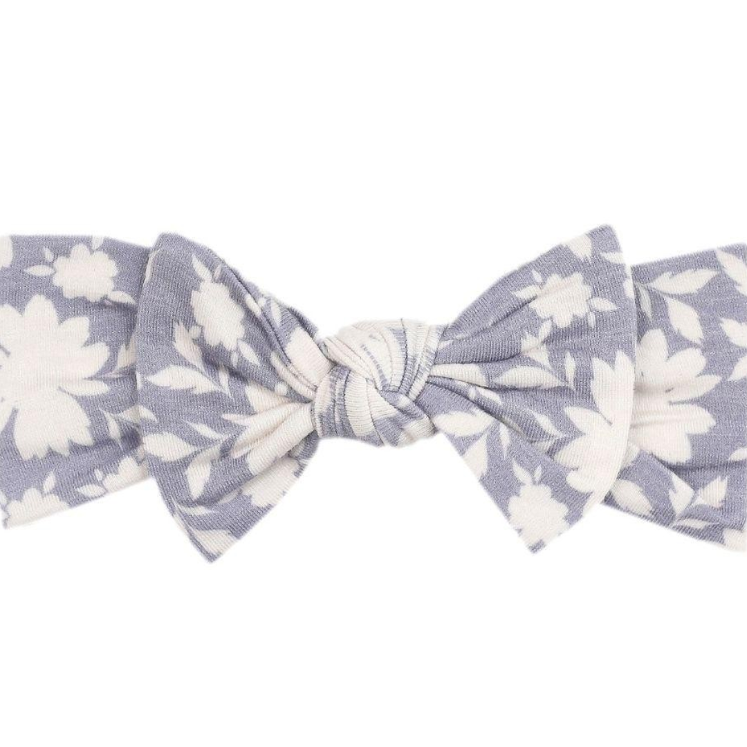 Faixa para cabelo cinzenta com flores brancas e nó central