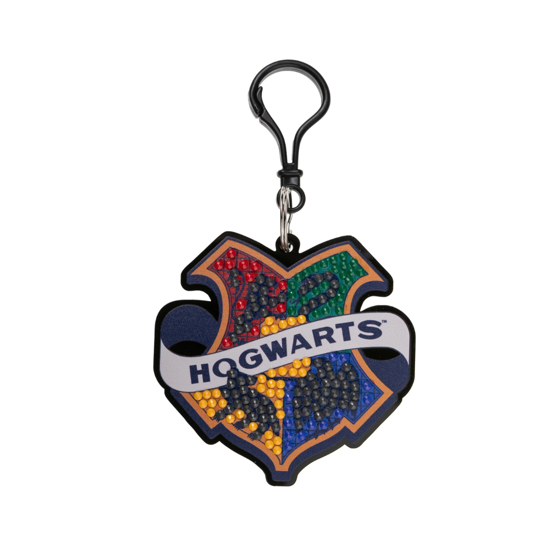 Chaveiro de borracha com brasão colorido e texto HOGWARTS