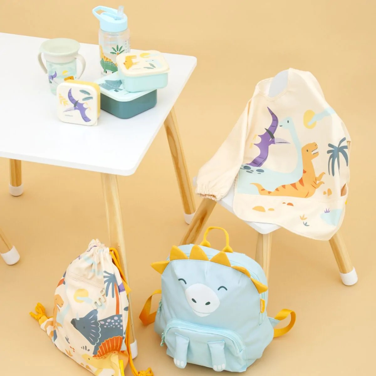 lancheiras, mochila e babete infantis com estampas de dinossauros