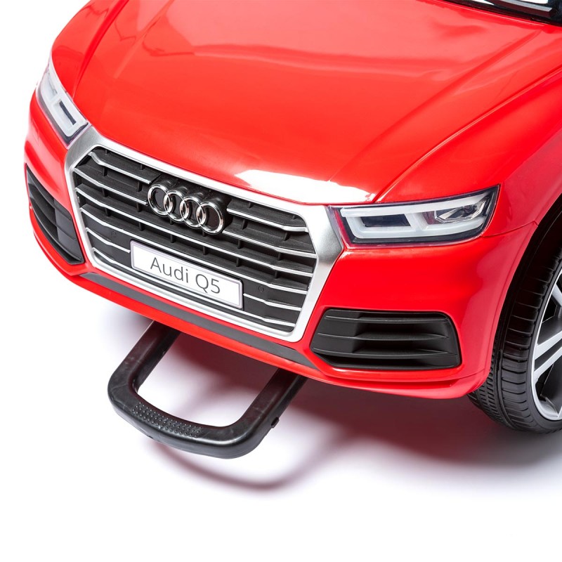 Frente de carro Audi Q5 vermelho com faróis e matrícula visível