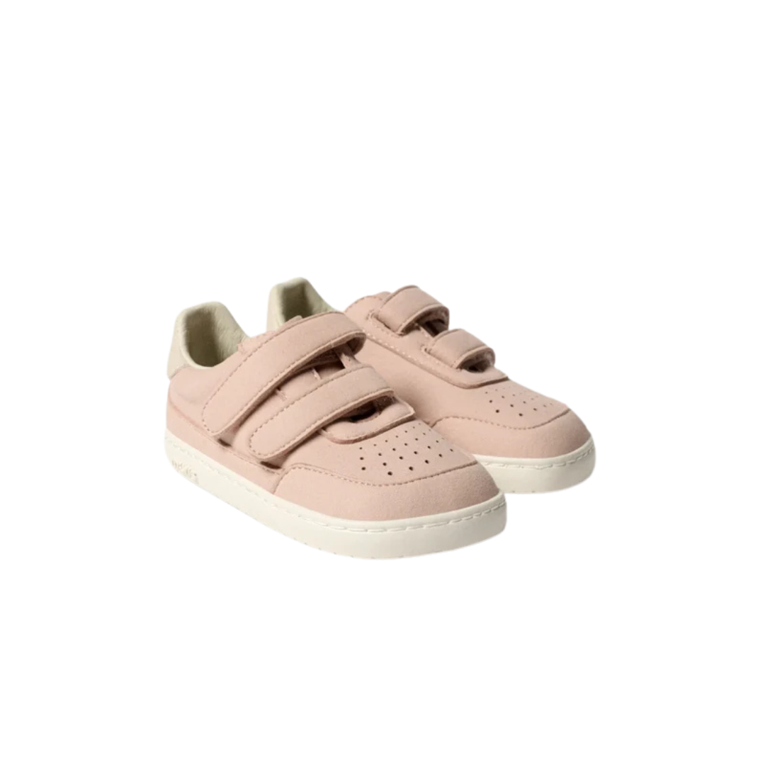 Sapatilhas cor de rosa com tiras de velcro e sola branca