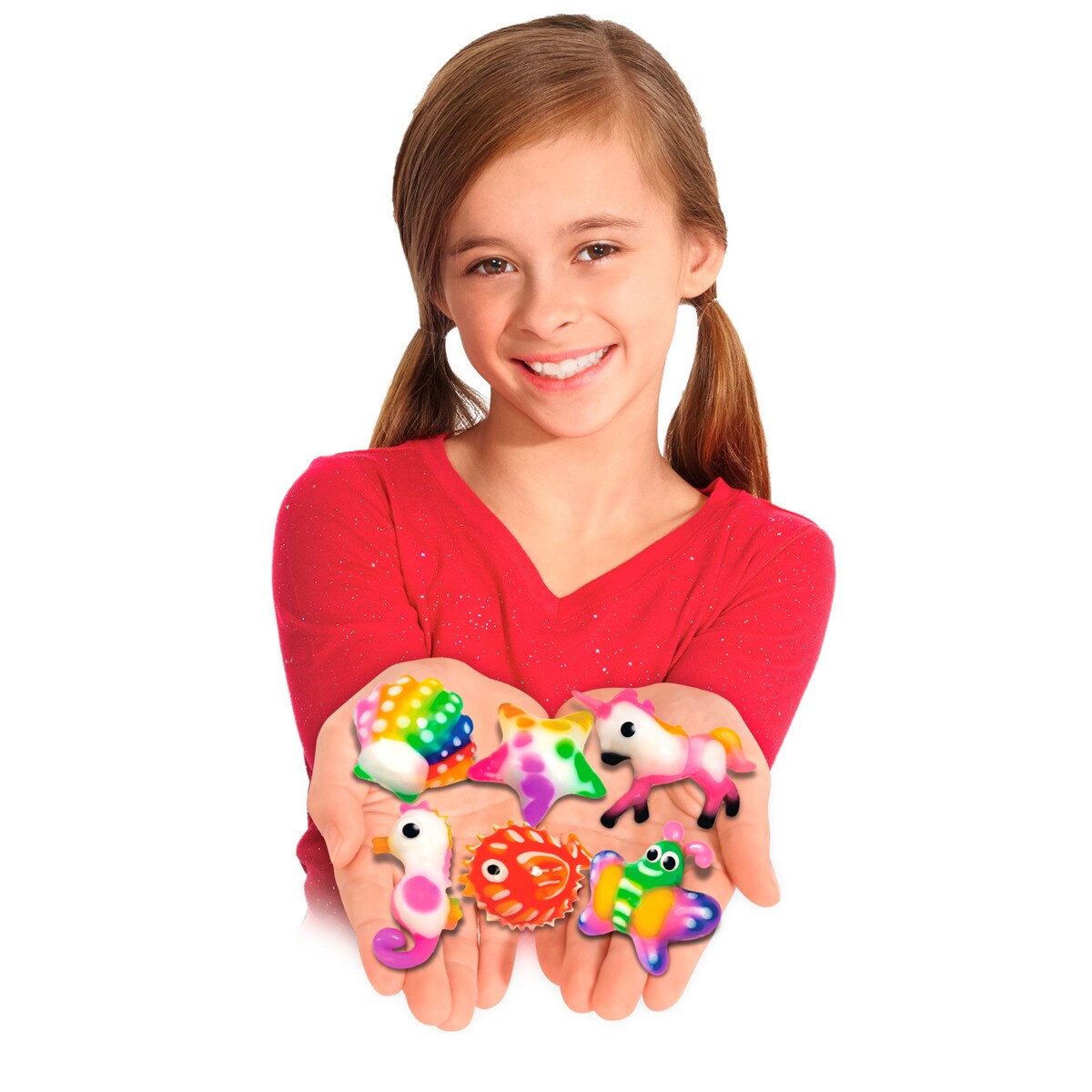 Menina com brinquedos coloridos em forma de animais e concha