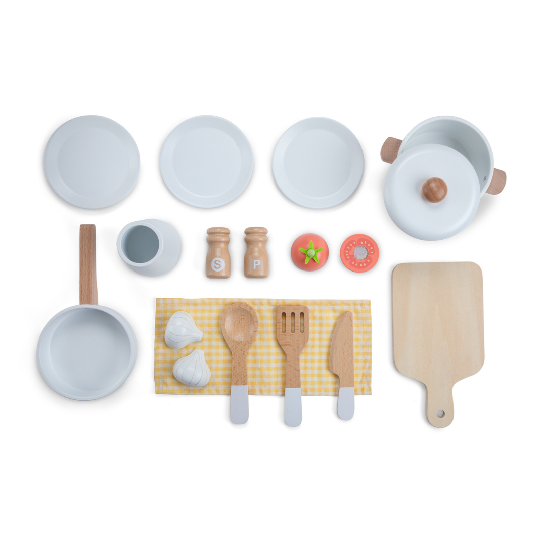 Brinquedo de cozinha com utensílios em madeira e plástico, pratos, panela, frigideira, talheres, temperos e tábua.