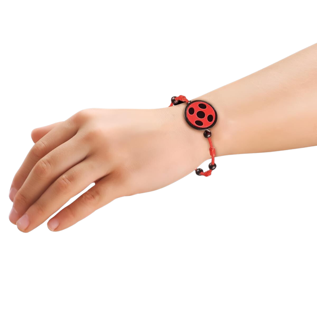 Pulseira vermelha e preta com peça redonda decorativa no pulso