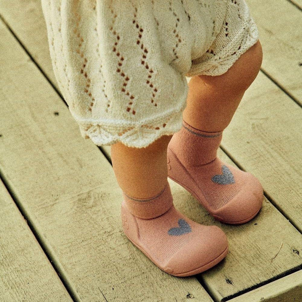 Sapatos de bebé cor-de-rosa com corações cinzentos e vestido branco de malha