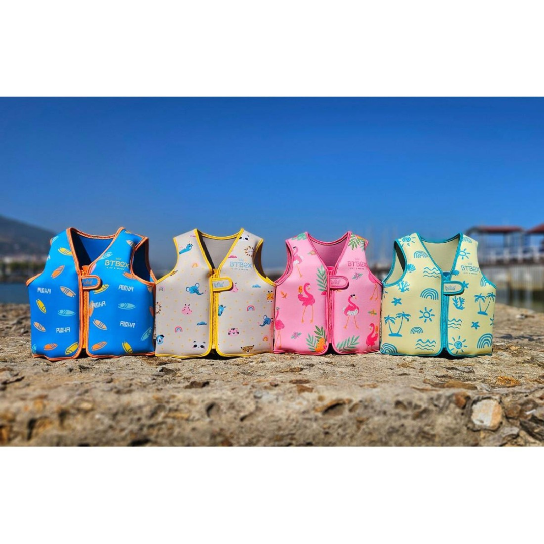 Quarteto de coletes salva-vidas infantis coloridos com estampas variadas ao ar livre