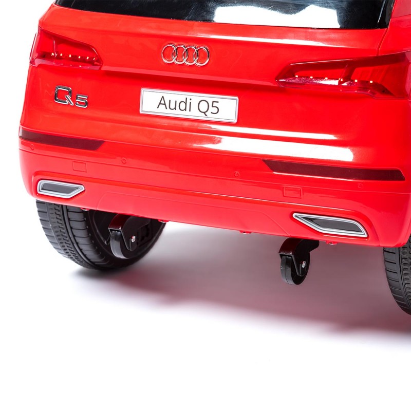 Carrinho infantil vermelho Audi Q5 visto de trás