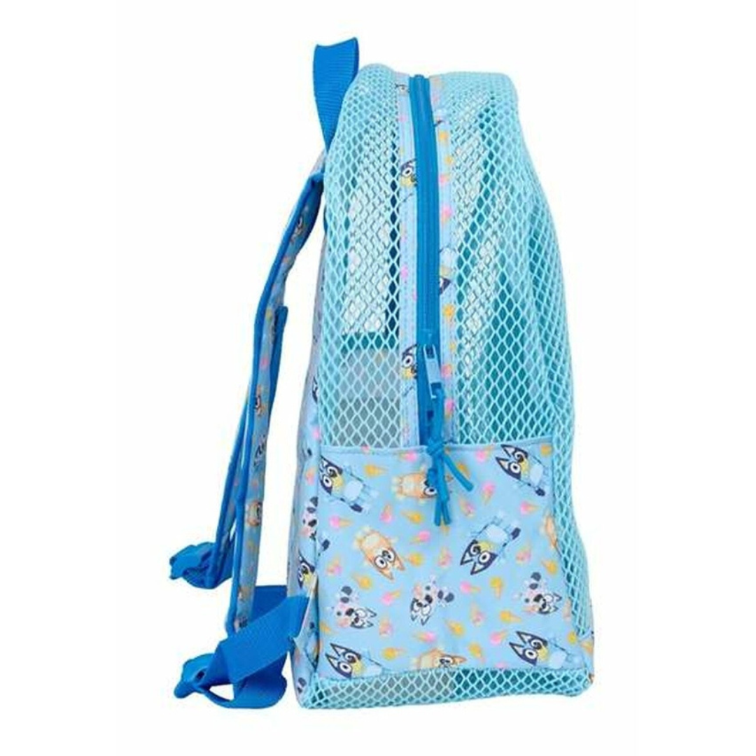 Mochila azul clara com personagens animados e detalhes em malha azul