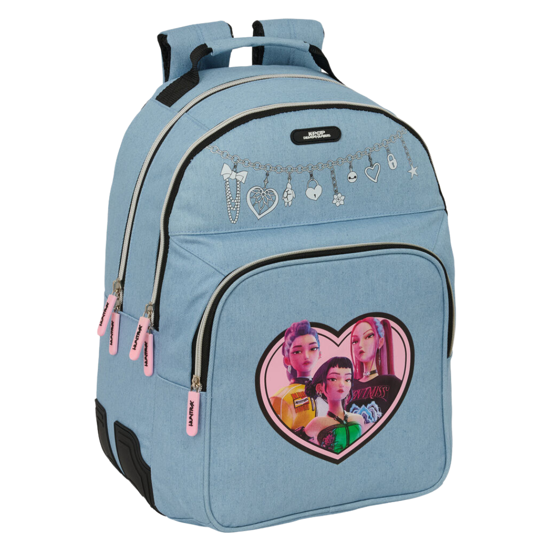 Mochila azul clara com personagens animadas e pendentes desenhados